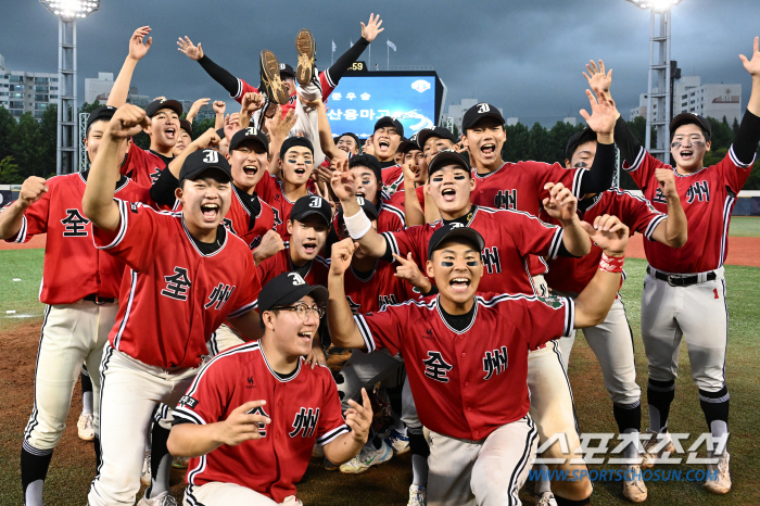 Like the seniors 33 years ago...'Up to 151km' Jung Woo-ju  MVP Lee Han-rim, the all-time combination with blue dragon in his arms 