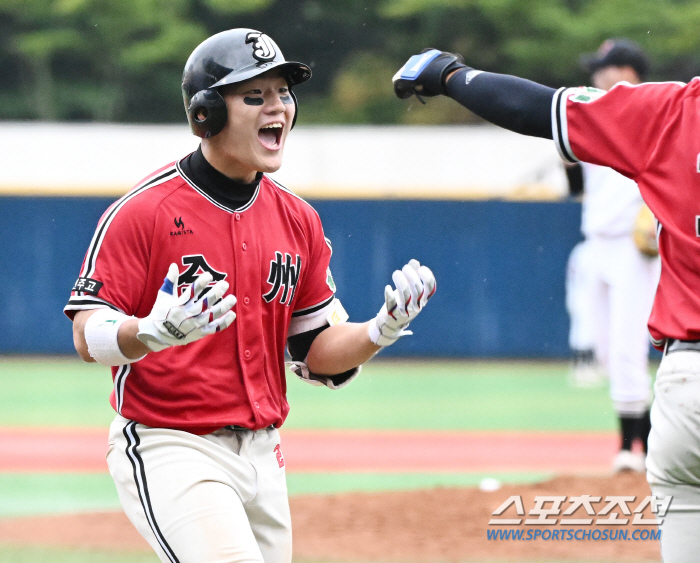 Like the seniors 33 years ago...'Up to 151km' Jung Woo-ju  MVP Lee Han-rim, the all-time combination with blue dragon in his arms 