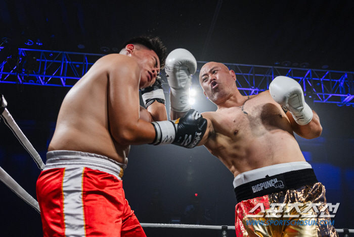 'Memplay MAXFC 28 IN Changwon'Geumgwangsan-Vietnam New Boxer won by decision and failed to defend the title against Cho Kyung-jae, Chinese kickboxing powerhouse Ergang