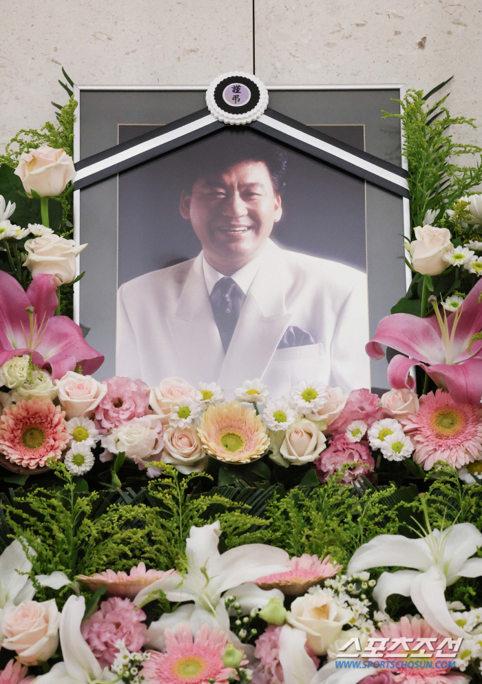  The late Hyun-chul's portrait of a brightly smiling portrait...President of Yoon Suk Yeol → Lim Young-woong also mourns