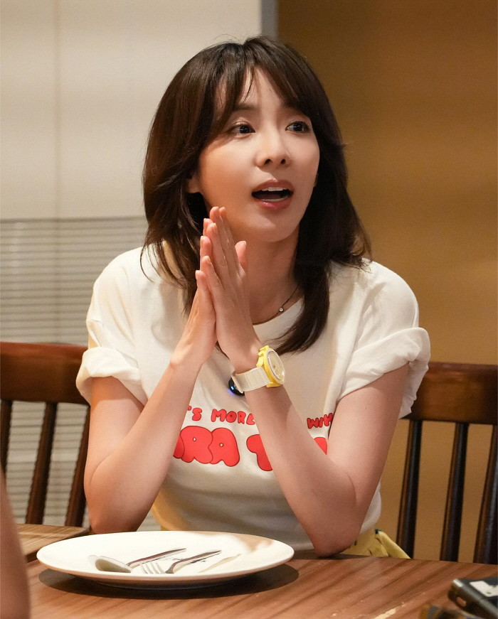 Sandara Park, thin forearms to be held in one hand...Maximum weight of life '45kg'Certified