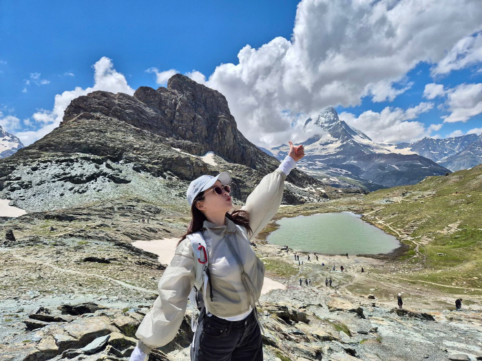 'First trip with mom and step sister' Chun Woo-hee, in front of the beautiful scenery of Switzerland