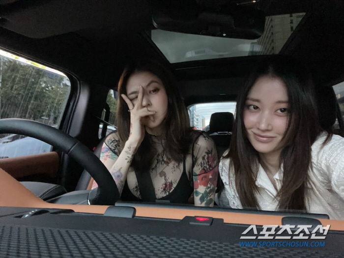  Is this a shoot or a reality? Born in 1994, same age, Jeon Jongseo X Han Sohee, full of decadent beauty