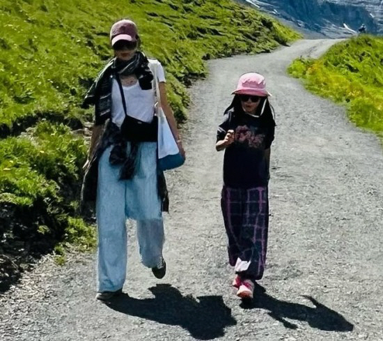  Jisung ♥ Lee Bo-young on a family trip to the Alps, taking a picture with her beautiful daughter-cute son