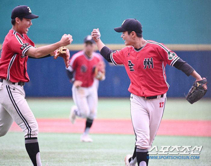 'Stop the game for 104 minutes → 291 minutes in the rain' Jung Woo-joo gave Jeon the first blue dragon flag in 100 years! First national championship in 39 years.