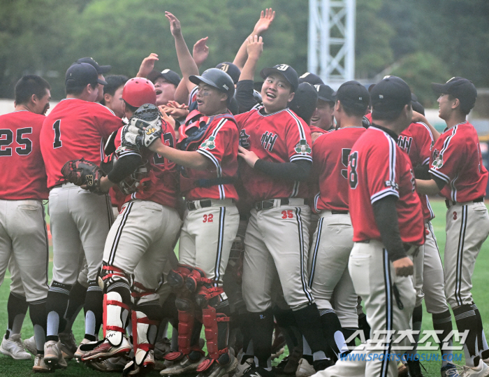 'Stop the game for 104 minutes → 291 minutes in the rain' Jung Woo-joo gave Jeon the first blue dragon flag in 100 years! First national championship in 39 years.
