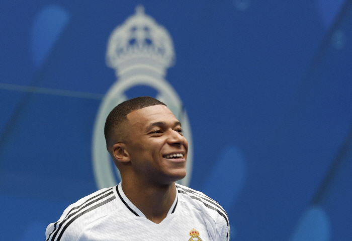 'The Great Entrance Ceremony' in front of 80,000'Hala Madrid!' Shouting Mbappe is finally wearing Real Madrid uniform