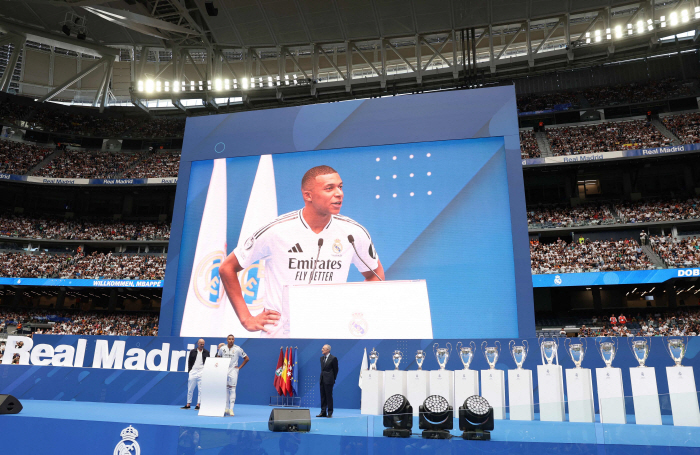 'The Great Entrance Ceremony' in front of 80,000'Hala Madrid!' Shouting Mbappe is finally wearing Real Madrid uniform