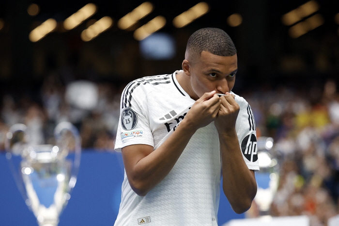 'The Great Entrance Ceremony' in front of 80,000'Hala Madrid!' Shouting Mbappe is finally wearing Real Madrid uniform