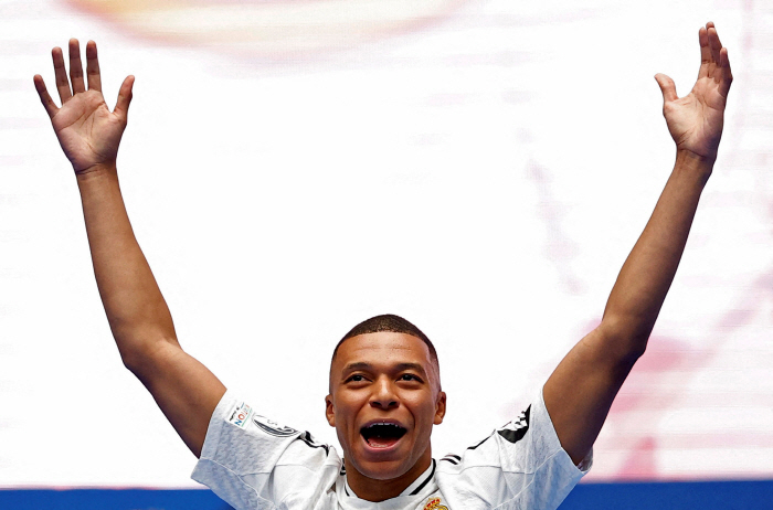 'The Great Entrance Ceremony' in front of 80,000'Hala Madrid!' Shouting Mbappe is finally wearing Real Madrid uniform