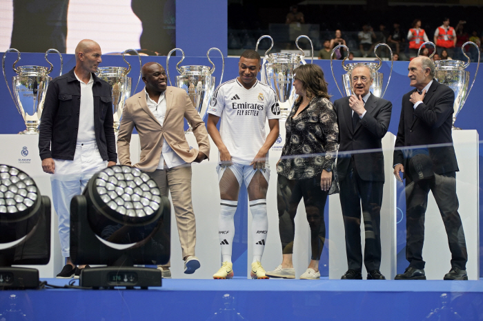 'The Great Entrance Ceremony' in front of 80,000'Hala Madrid!' Shouting Mbappe is finally wearing Real Madrid uniform