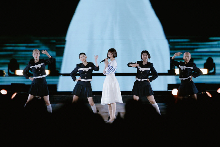 ''The Palm Lake''…'Even the singing room of 'Blue Coral' sung by New Jeans is crazy