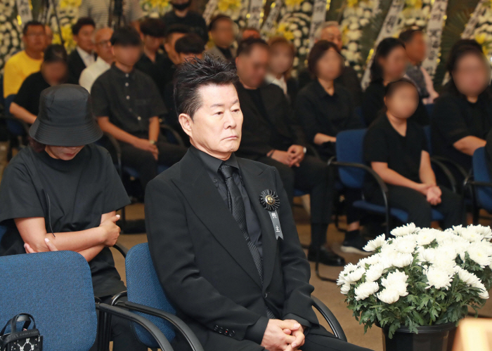  The late Hyun-chul, a national singer who has become an eternal star, is in mourning in the music industry