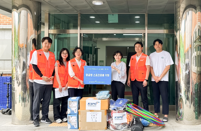 Sports Corporation delivers customized sports goods to 21 facilities under the Seoul Children's Welfare Association in a relay of donation of sports goods to child care facilities