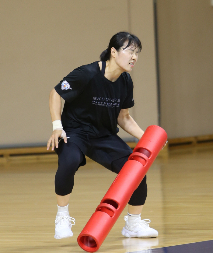 'We have to survive first' Court Circuit  Weight Circuit Feast Woori Bank Asan Physical Training. Shim Sung-young, Park Hye-mi, and Umji's goal of 'Simple'