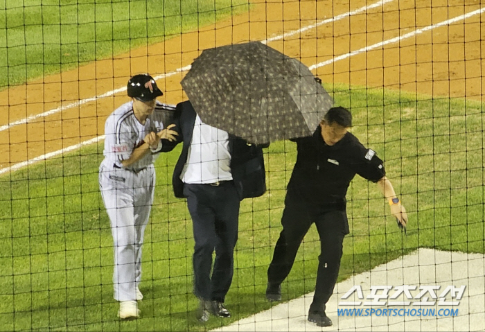 I thought it was in the 1980s... Drunken man opened his umbrella and ran to Jamsil ground. 'The umbrella fell...' the opening of the game without incident