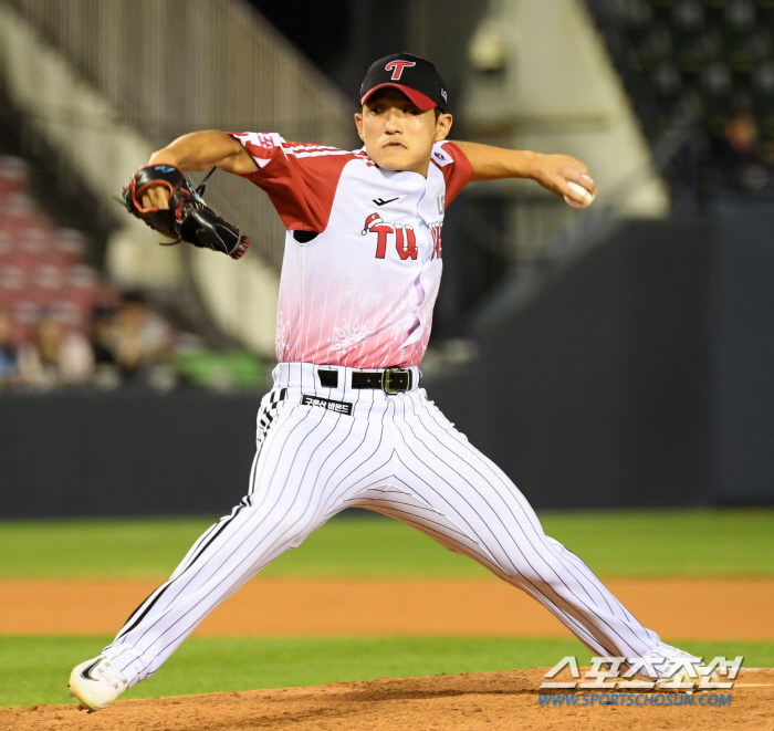 ''Junpil left hand' The cravings are the fastest in the 147km left-handed bullpen, even with two hits, one walk, and three runs...' Kim Yoo Young has two left hands. 