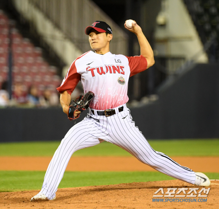 ''Junpil left hand' The cravings are the fastest in the 147km left-handed bullpen, even with two hits, one walk, and three runs...' Kim Yoo Young has two left hands. 