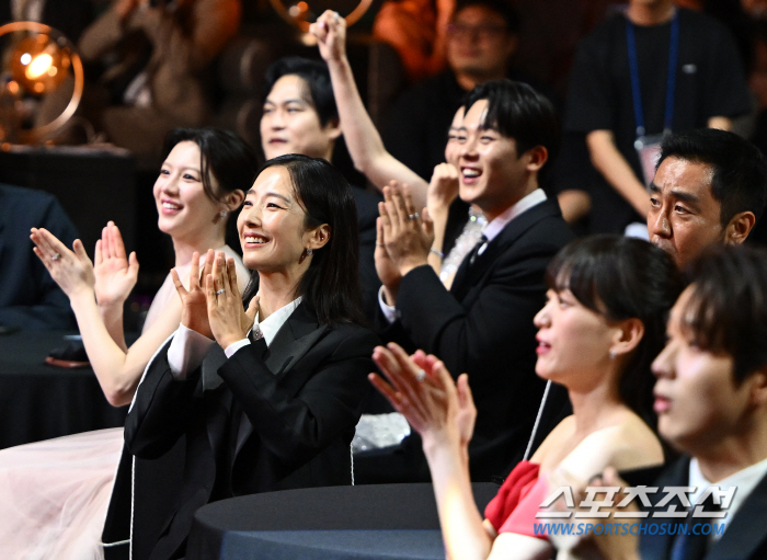  Actors cheering for Park Nam-jung's surprise performance