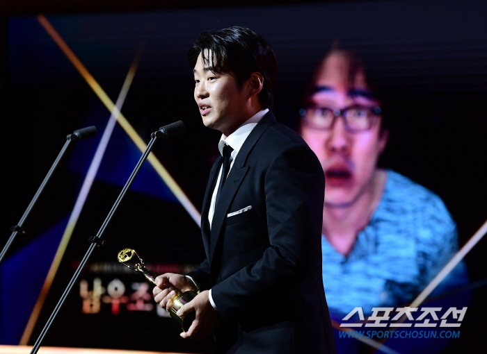  Ahn Jae-hong 'Winning Best Supporting Actor at the Blue Dragon Series Awards'