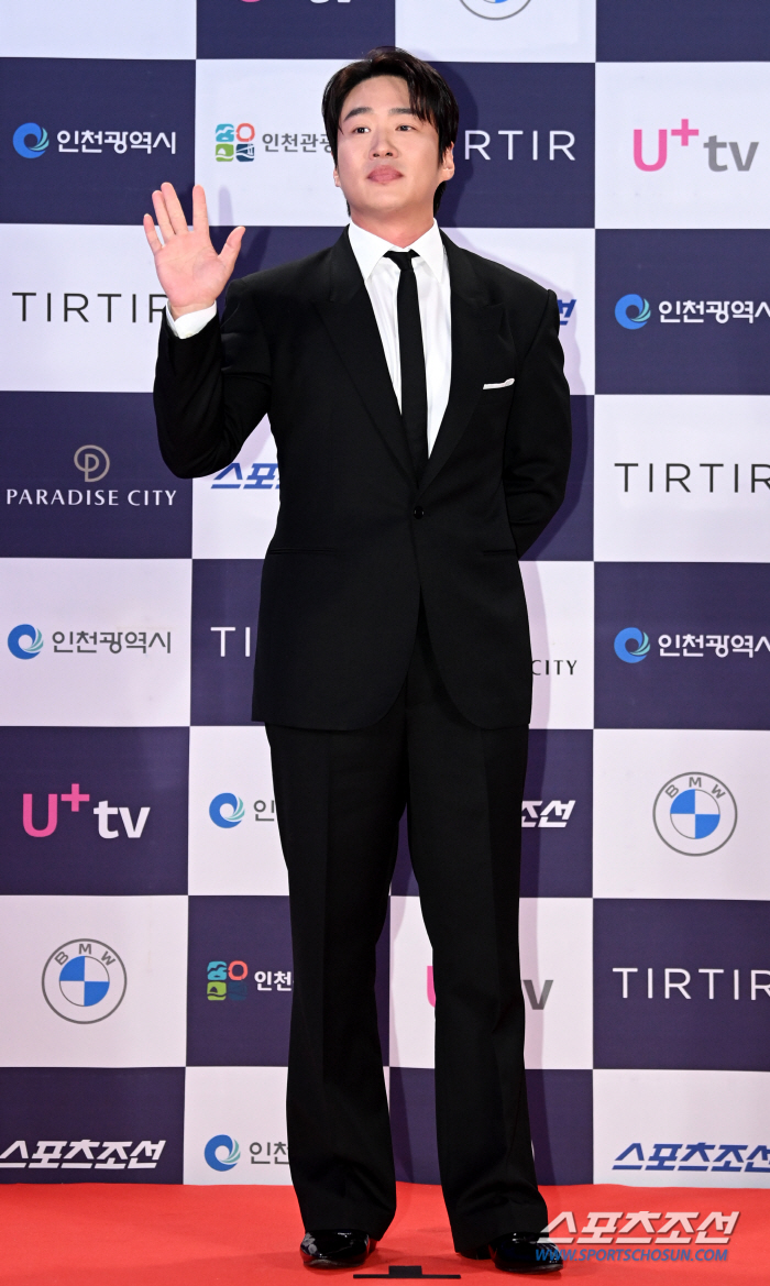  Ahn Jaehong's suit is cool, too