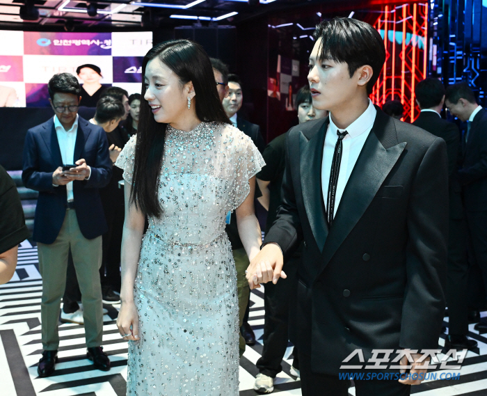  HAN HYOJU holding his son Lee Jungha's hand tightly