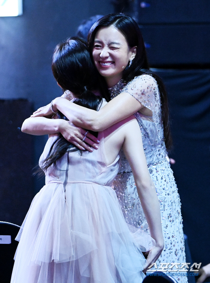  Huge hugs with Han Hyo-joo and Ko Yoon-jung