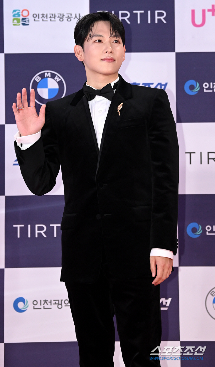 Yim Si-wan, Handsome Tuxedo (Photo)