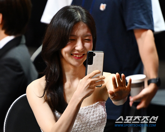  Joo Hyunyoung is enjoying the award ceremony