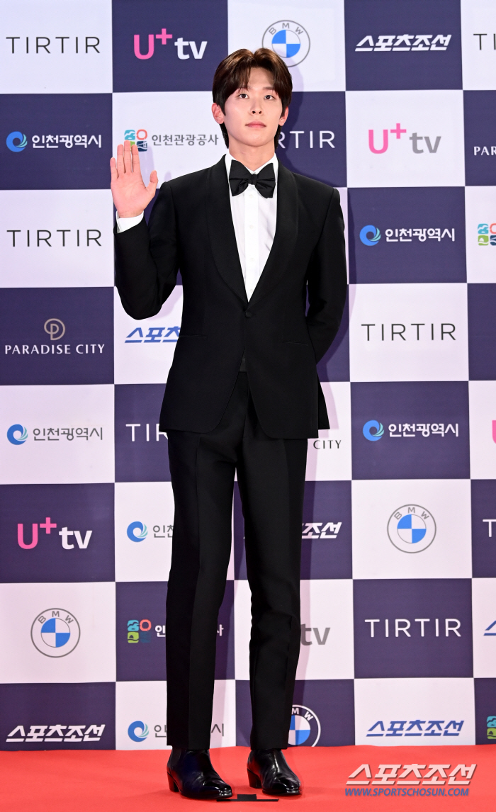  Lee Siwoo, the standard of tuxedo