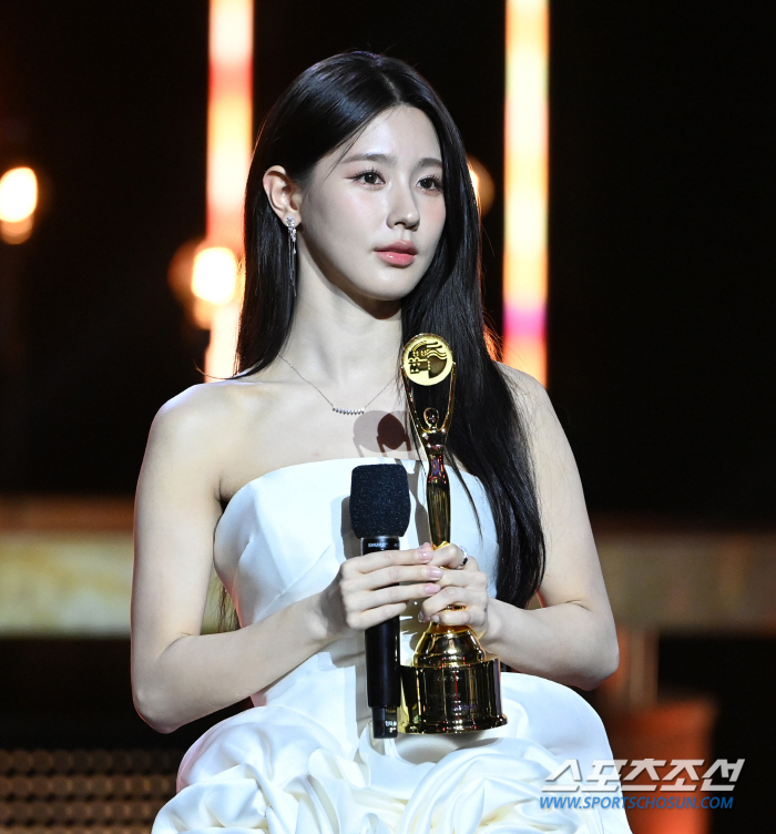  Miyeon 'One cut with the trophy '