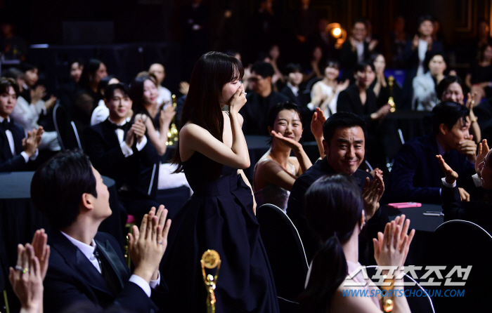  Park Bo-young 'Tearful at winning the Best Actress Award'