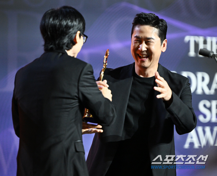  Shin Dongyeop won the Best Male Entertainer Award