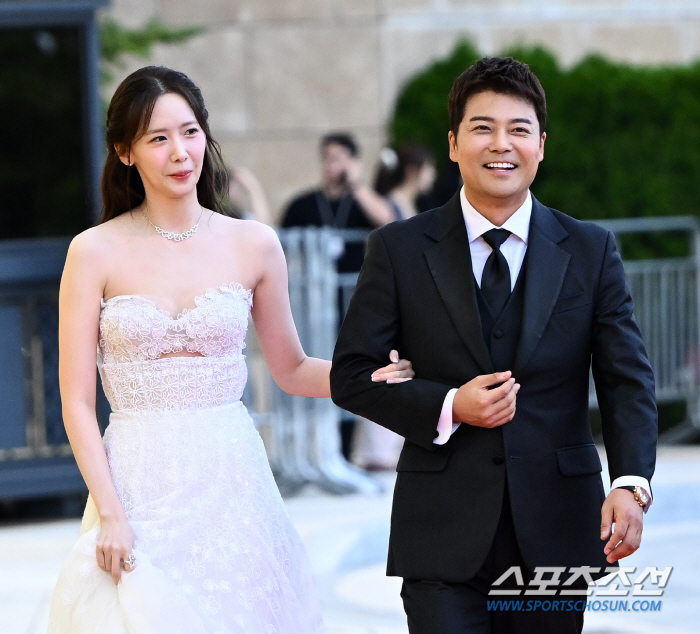  Yoona - Jeon Hyunmoo  'Cheongryong Series Awards MC'