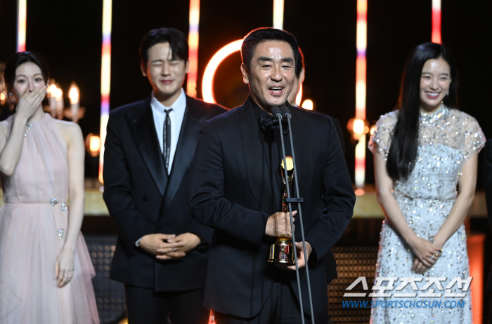 'Moving' Dominates with Multiple Wins Yim Si-wan and Park Bo-young Shine as Best Actors