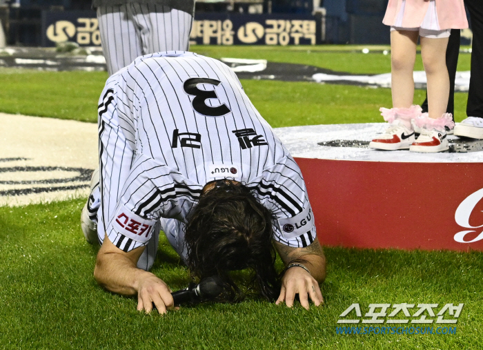 The meaning of 'Kim Hyunsoo's 90 Degrees of Greetings' is... Even if my son is born, I give up going to the U.S. Take the mound after three days off.Even the Korean name tattoo... Icon of 'Devidence' for the team. He was a good man until the end