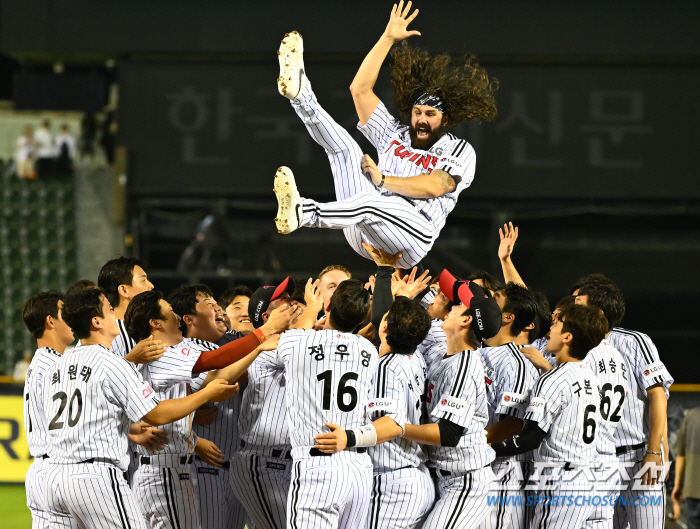 The meaning of 'Kim Hyunsoo's 90 Degrees of Greetings' is... Even if my son is born, I give up going to the U.S. Take the mound after three days off.Even the Korean name tattoo... Icon of 'Devidence' for the team. He was a good man until the end