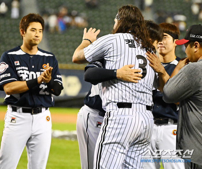 The meaning of 'Kim Hyunsoo's 90 Degrees of Greetings' is... Even if my son is born, I give up going to the U.S. Take the mound after three days off.Even the Korean name tattoo... Icon of 'Devidence' for the team. He was a good man until the end