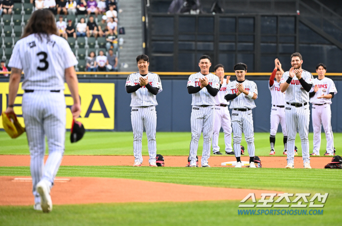 The meaning of 'Kim Hyunsoo's 90 Degrees of Greetings' is... Even if my son is born, I give up going to the U.S. Take the mound after three days off.Even the Korean name tattoo... Icon of 'Devidence' for the team. He was a good man until the end