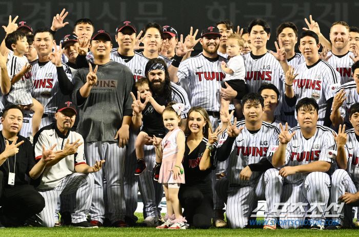 The meaning of 'Kim Hyunsoo's 90 Degrees of Greetings' is... Even if my son is born, I give up going to the U.S. Take the mound after three days off.Even the Korean name tattoo... Icon of 'Devidence' for the team. He was a good man until the end