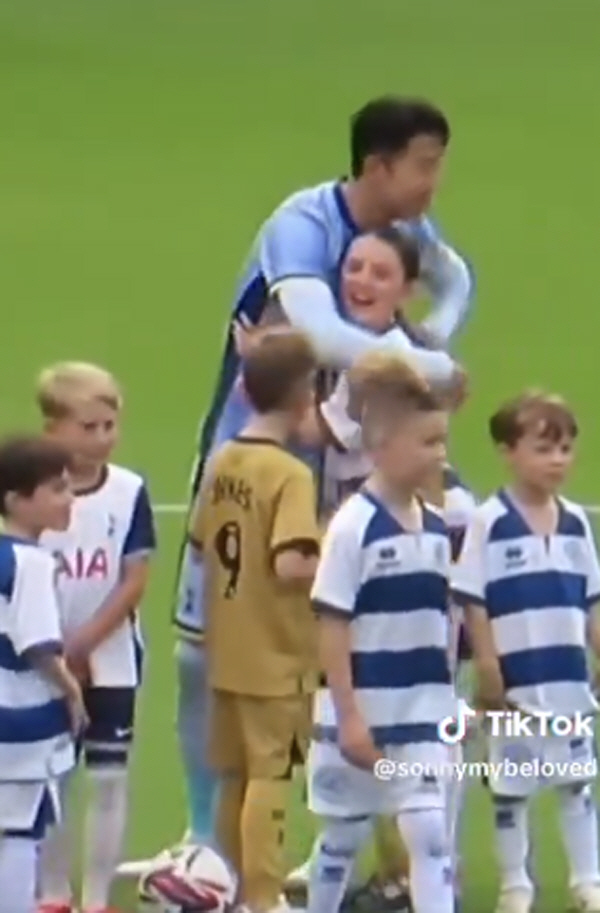 'Wow, it's Son Heung-min.' Hugging and shaking hands with the gathered little mascots, giving them unforgettable memories 'Uncle Heung-min'