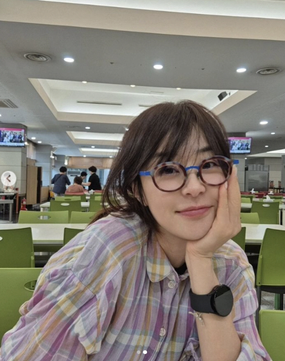 'Nerd beauty explosion' Even when Choi Kang-hee was 47 years old'College student beauty'