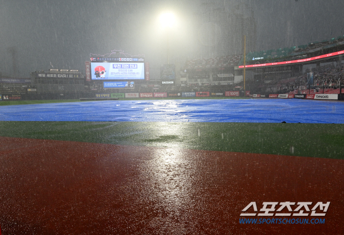 'No game or rain cancellation? The water bomb that poured out as soon as the first pitch was over. The forecast for 6:30 p.m. against KT-SSG, which was washed away by heavy rain, was right. 
