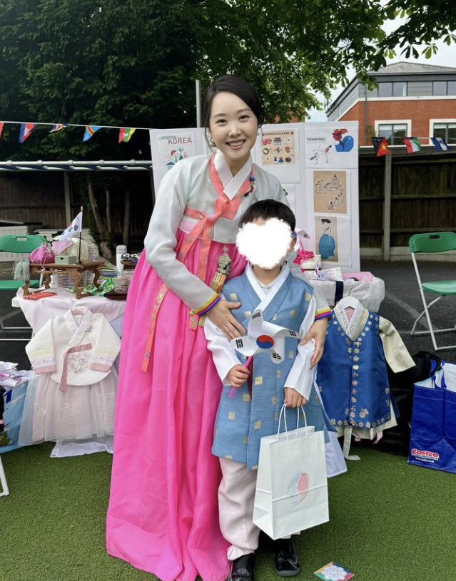 ''Park Ji-sung ♥' Kim Min-ji's Hanbok Showed Off in 英 'Every time I go to school, I get compliments '