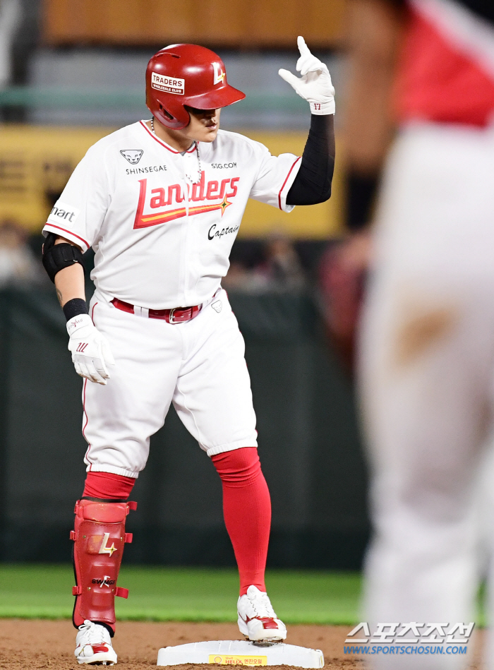 Choo Shin-soo '42 years old, 11 days' Choo Shin-soo set a new record for the oldest hitter in Korean baseball history → Double on the right wing! Super★ that shines especially on milestones. 