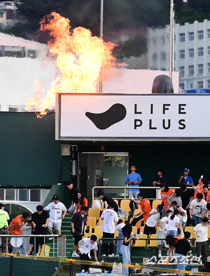 'It's a fire' The thick smoke covering Eagles Park starts a five-minute delay due to the fire against Hanwha and Samsung, what's going on at the ballpark