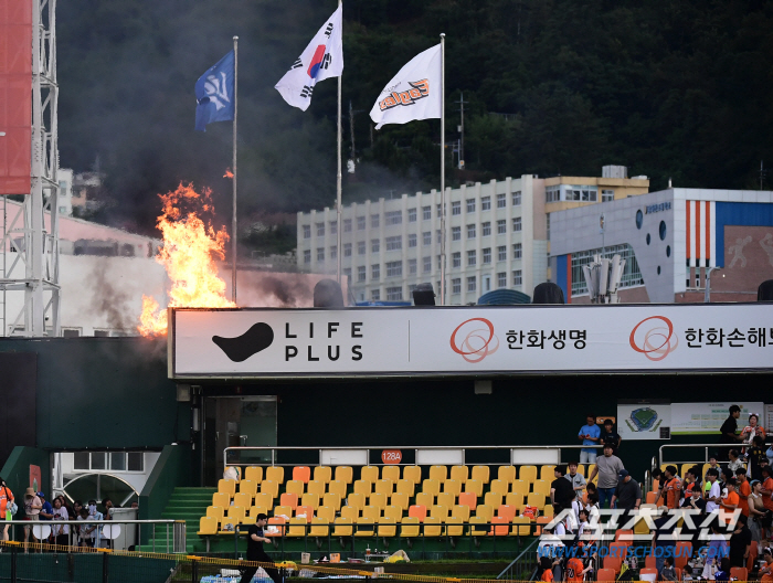 'It's a fire' The thick smoke covering Eagles Park starts a five-minute delay due to the fire against Hanwha and Samsung, what's going on at the ballpark