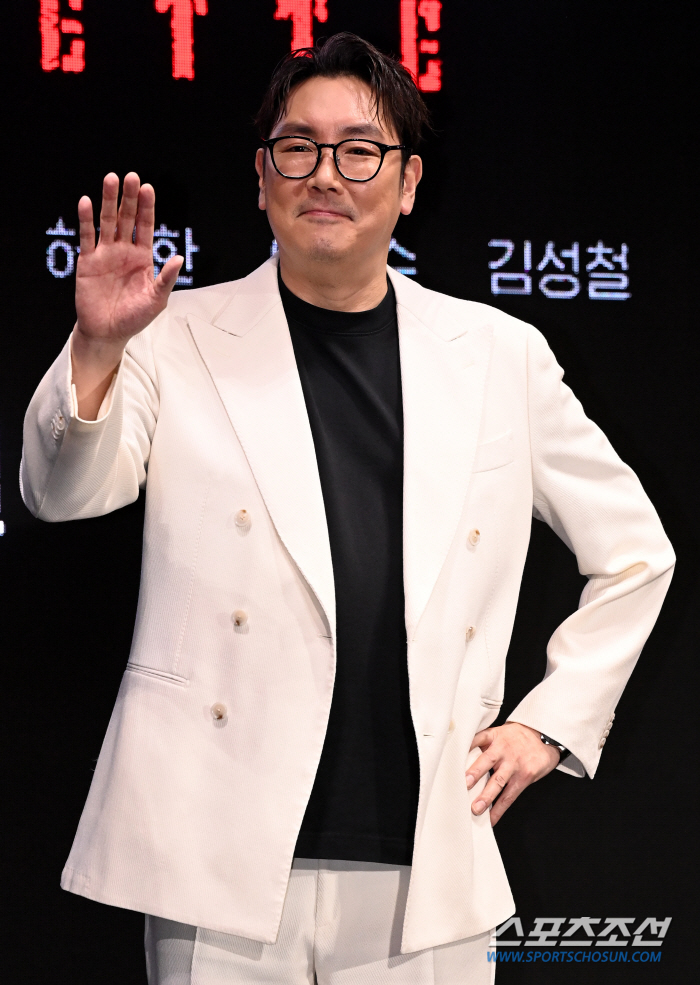  Cho Jinwoong, elegant hand-greeting