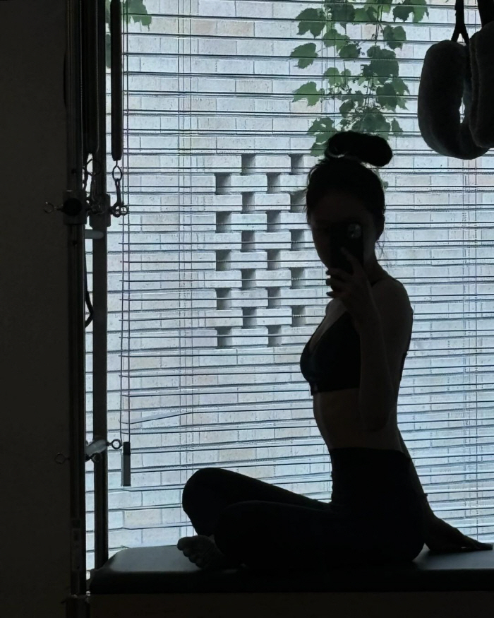 Son Na Eun and her silhouette are perfect..a bold track suit
