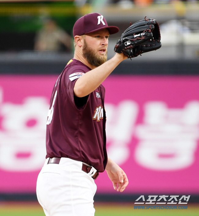 The 56-win left-handed pitcher who returned without finding a job, eventually goes to Taiwan